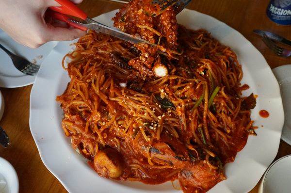 광안리 맛집 피체리아 살아있는 생문어가 들어가는 황제해물찜 인기 끌어