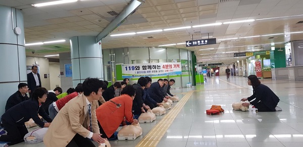 부산교통공사, 센텀시티역에서 시민 대상 심폐소생술 교육