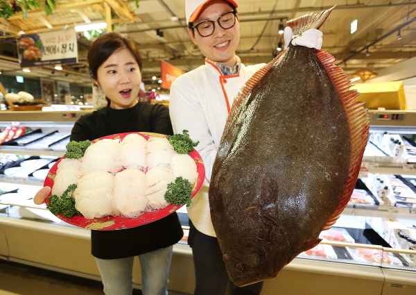 자연산 대물 광어 맛보세요 메가마트 동래점, 광어 선보여