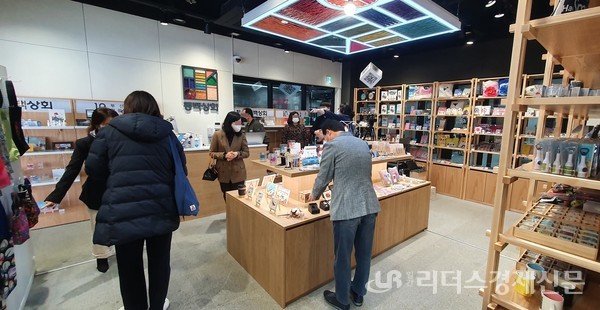 부산시, 중소기업 판로 확대 동백상회 개관…15일까지 반값