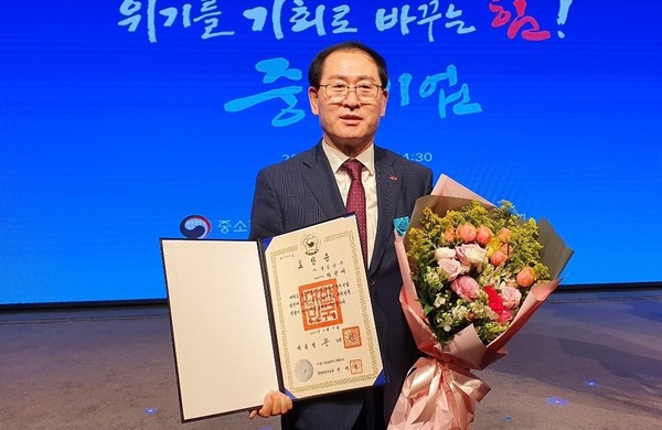 ㈜경일금속 박평재 대표, 중소기업 제조부문 산업포장 수상