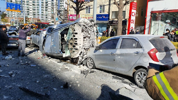 부산 연제구 홈플러스 5층 주차장서 택시 추락해 차량 덮쳐