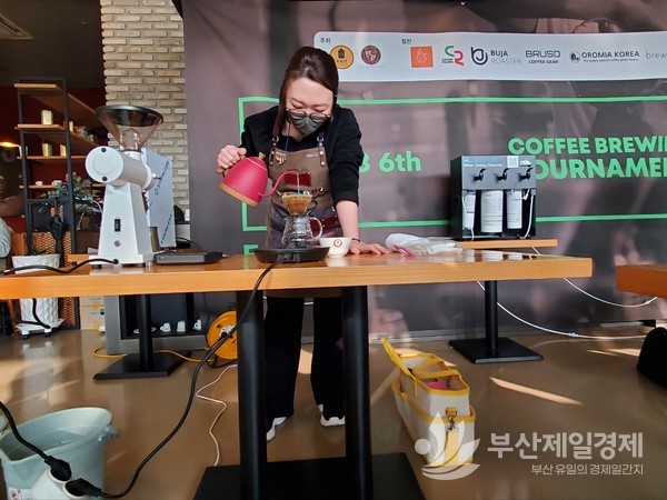 [포토] 커피에 감동을 더하다... 부산 여성 바리스타만의 특별한 브루잉