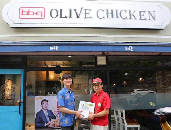 BBQ, 가맹점주들에게 수박 선물…윤홍근 회장 감사편지도 전해