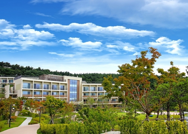 코로나19 사태 부족한 병상에 삼성, 영덕연수원 생활치료센터로 공유 결정