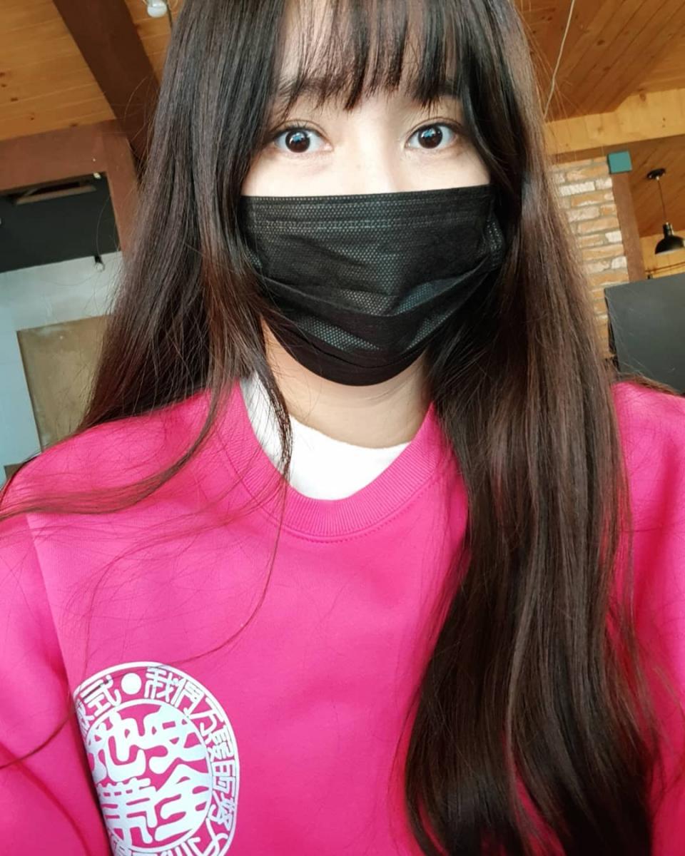 마스크를 쓰고 있는 사진으로 지난 19일 조수현의 인스타그램이 화제