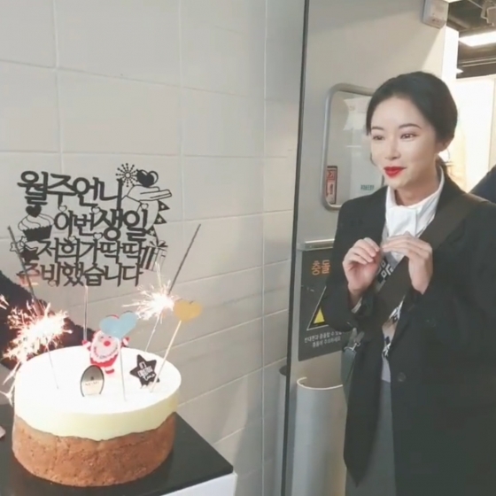 황정음… 사람들 사이에서 생일 소원으로 쌍갑포차 대박 나게 해 주세요라고 말하고 있어 눈길~