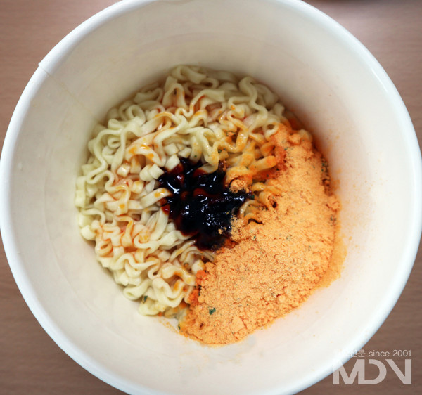 [신제품 맛대맛] 부드럽게 매콤한 크림까르보불닭볶음면 vs 중화풍 크림진짬뽕