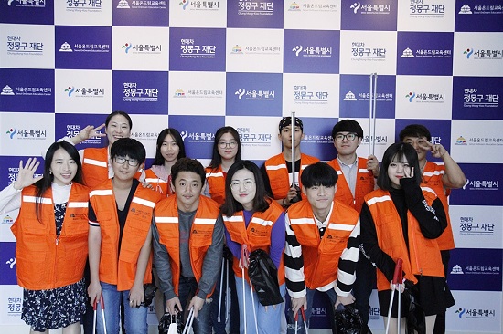 [뉴스워커_서울온드림교육센터] 중도입국청소년, 우리 센터 주변은 우리 손으로 깨끗하게 청소해요!