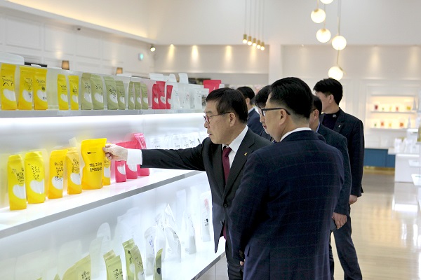 신동헌 광주 시장, 식품비닐봉투제조 전문기업 팩플러스방문
