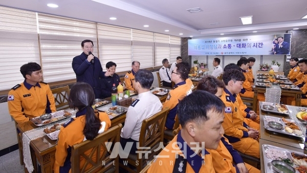 [포토] 이용섭 광주시장, 서부소방서 격려 방문