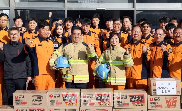 [포토] 김영록 전남지사, 성탄절 근무 중인 목포소방서 대원 격려