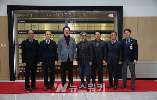 한사랑숯불갈비 박영호 대표, 신안군장학재단에 장학기금 전달