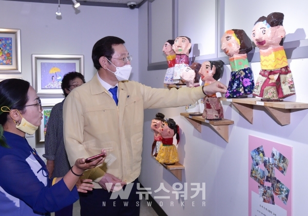 [포토] 이용섭 광주시장, 오월어머니들 작품 내 안의 그녀 전시 관람