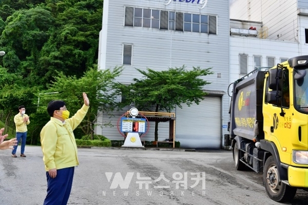[포토뉴스] 유두석 장성군수, 민선7기 후반기 첫 행보로 환경미화원 격려