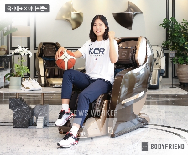 농구 국가대표 박지현 바디프랜드 안마의자로 전신 마사지