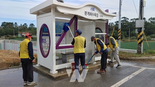신안군, 버스정류장 청결위해 어르신들이 나서!!