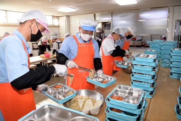 김종효 부시장, 결식우려 어르신 무료급식 현장 방문