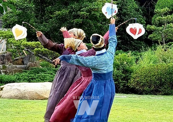 나주천연염색재단, 백송천연염색지도사협회전… 등불춤 개막 공연