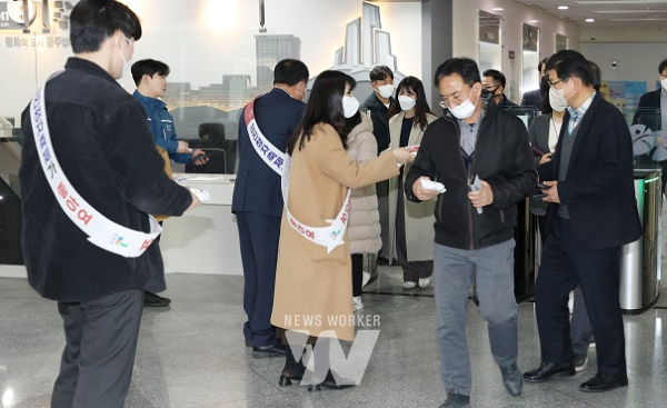[포토] 강진청자축제 초대를 위해 강진군 직원들 홍보활동 나서
