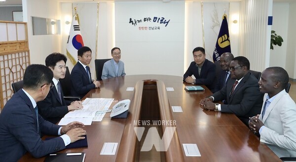 전남교육청, 케냐로부터 재활용 책걸상 지원 감사패 받아