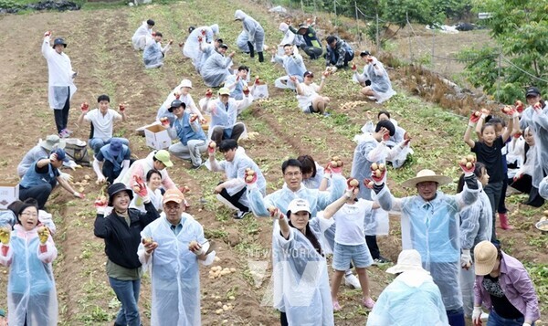지역 농가 돕기에 민·관·산 한자리에… 광양제철소 프렌즈 재능봉사단, 지역 농산물 나눔 행사