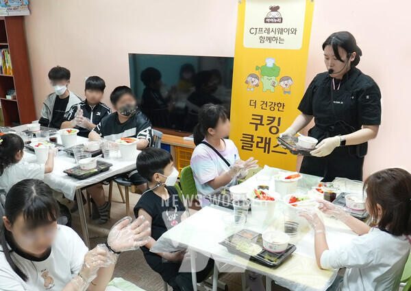CJ프레시웨이는 가정의 달 맞아 아이누리와 함께 어떤 쿠킹클래스를 진행했나?