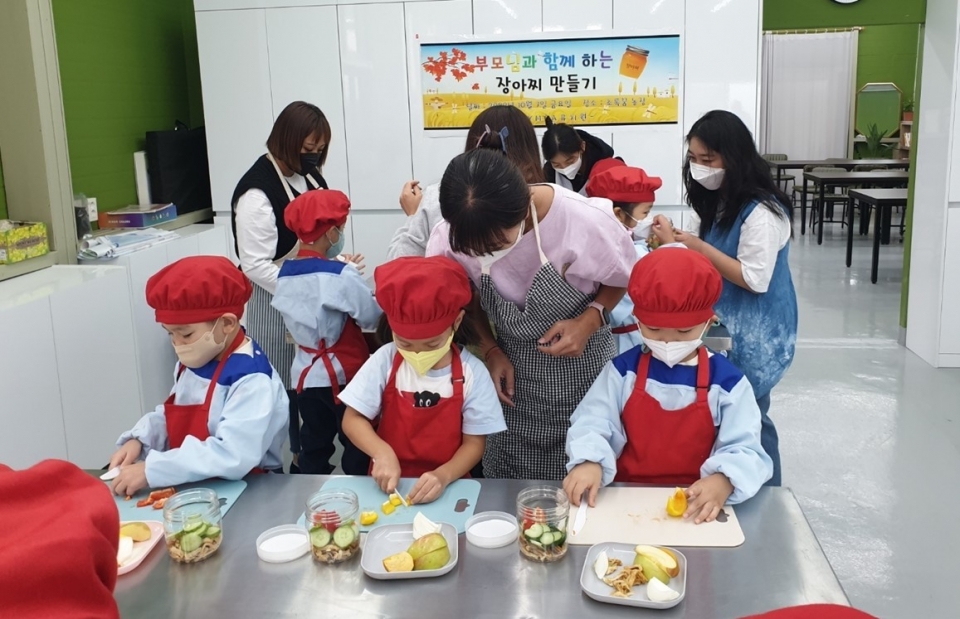 제주YMCA유치원, 엄마와 함께하는 장아찌 만들기
