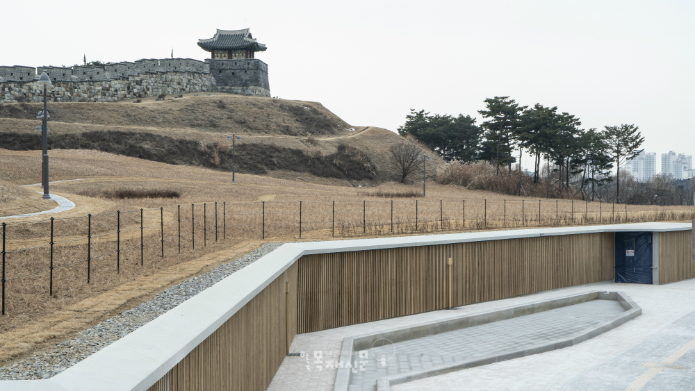 KD탄화목, 수원화성 문화재 조경시설에 시공