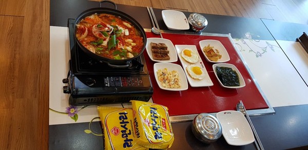 특화된 음식으로 자꾸만 찾게 되는 청주 봉명동  맛집,신돈생삼겹살 신메뉴 짜글이김치찌개 인기