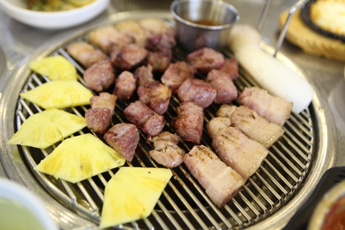 제주도 서귀포 3대 흑돼지 맛집 돈스타, 많은 방문객의 발길 이어지는 이유