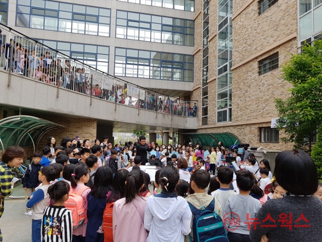 수원 광교초교, 오케스트라 무대가 된 등굣길