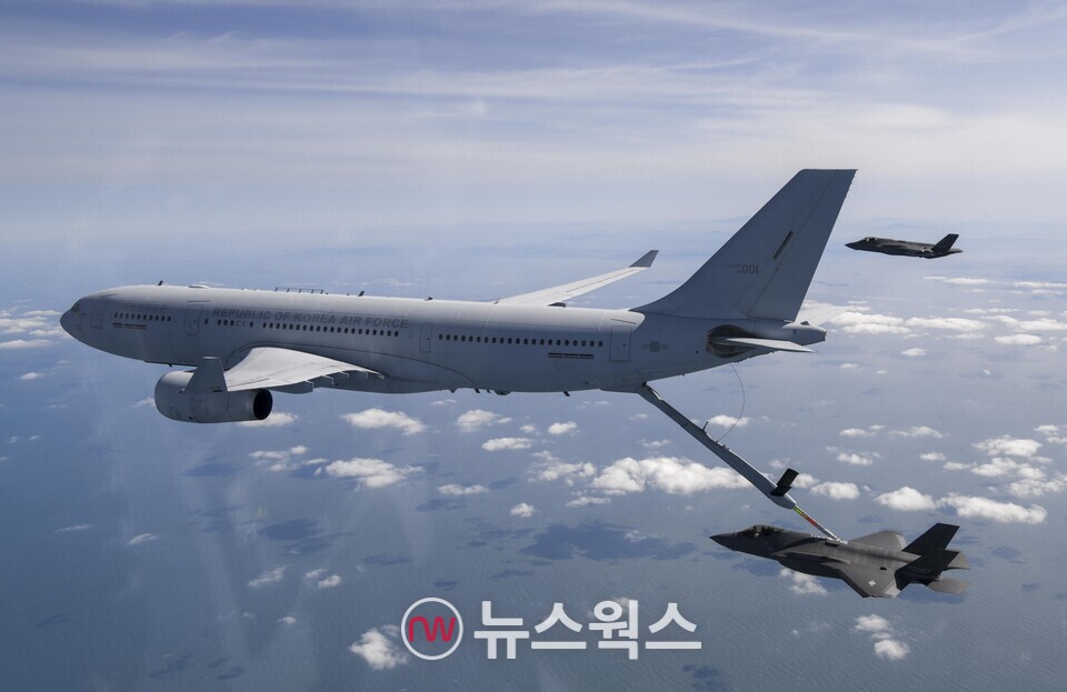 공군, F-35A 공중급유 첫 공개…북한 비행장 초토화 협박에 반격