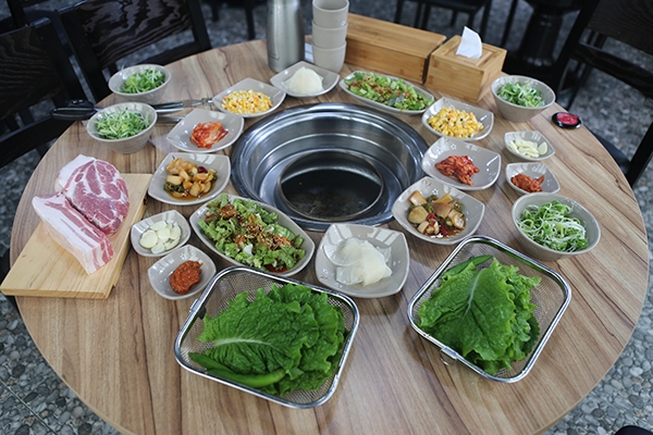 제주 참숯으로 굽는 애월 흑돼지 맛집 정직한돈, 해안도로 등 가볼만한곳과 함께 주목