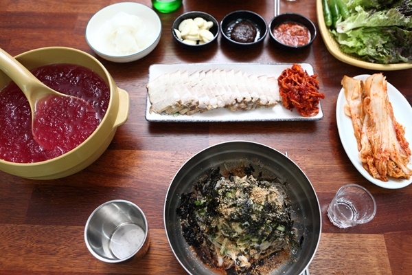 강원도 양양의 이색적인 매력을 더하는 막국수 맛집 범바우막국수