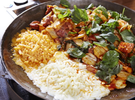 홍대닭갈비 신미경홍대닭갈비, 모차렐라와 체다치즈 디핑 소스 제공하는 글로벌한 맛으로 한식의 세계화에 일조