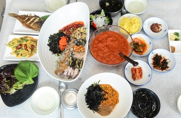 거제도 맛집 강성횟집 1호점, 해산물 식도락 여행객 입맛 사로잡아