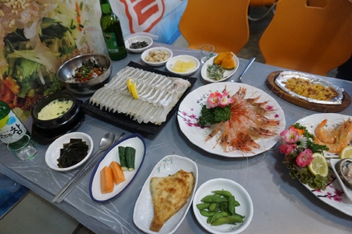 포항 현지인 맛집 영일대 해수욕장 묵돌이, 제철 꽃새우회 및 대게 제공