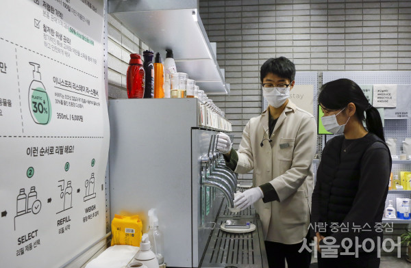 [포토] 아모레퍼시픽, 친환경 리필스테이션 운영… 바디샤워·샴푸등