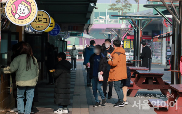 [포토] 스넥 코너 이용하는 시민들