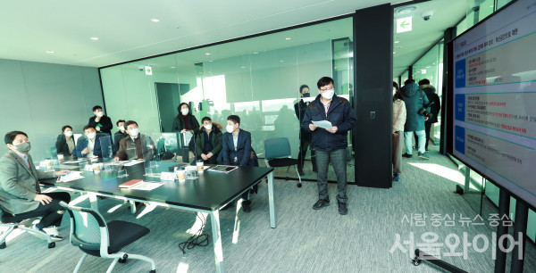 [포토] G타워 대해 브리핑 듣고 있는 서정협 권한대행