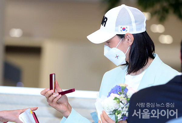 [포토] 2020도쿄올림픽 여자배구팀 입국... 팬들 격환 환영