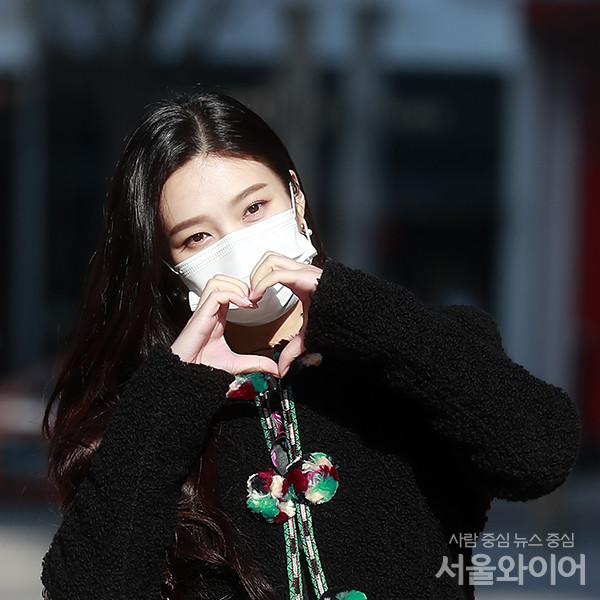 [포토] 조이, 싱글벙글 출근길