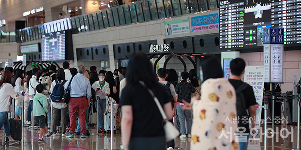 [포토] 코로나 대유행 목전인데...여행객으로 붐비는 김포공항