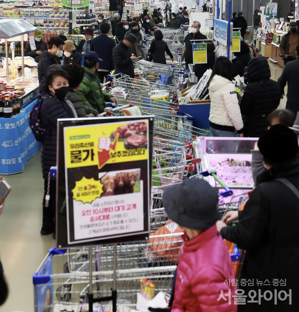 [포토] 한우 반값 세일... 시작 전부터 몰린 인파