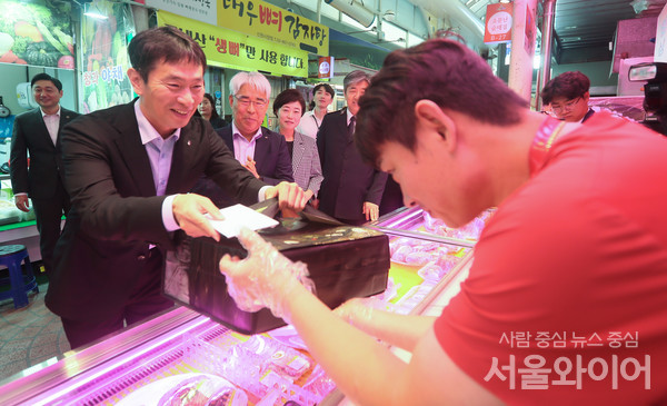 [포토] 온누리상품권으로 한우 선물세트 구매한 이복현 원장