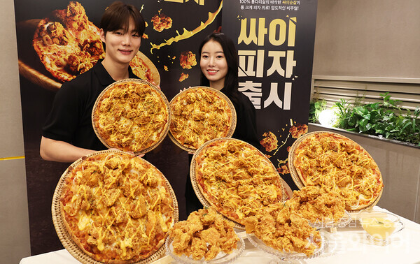 [포토] 맘스터치앤피자, 치킨 피자 고민 없이 한번에...싸이피자 출시