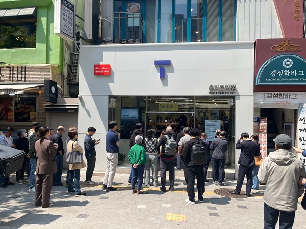 SKT, 유심 교체 첫날 대규모 이탈…대응 총력 모드 전환