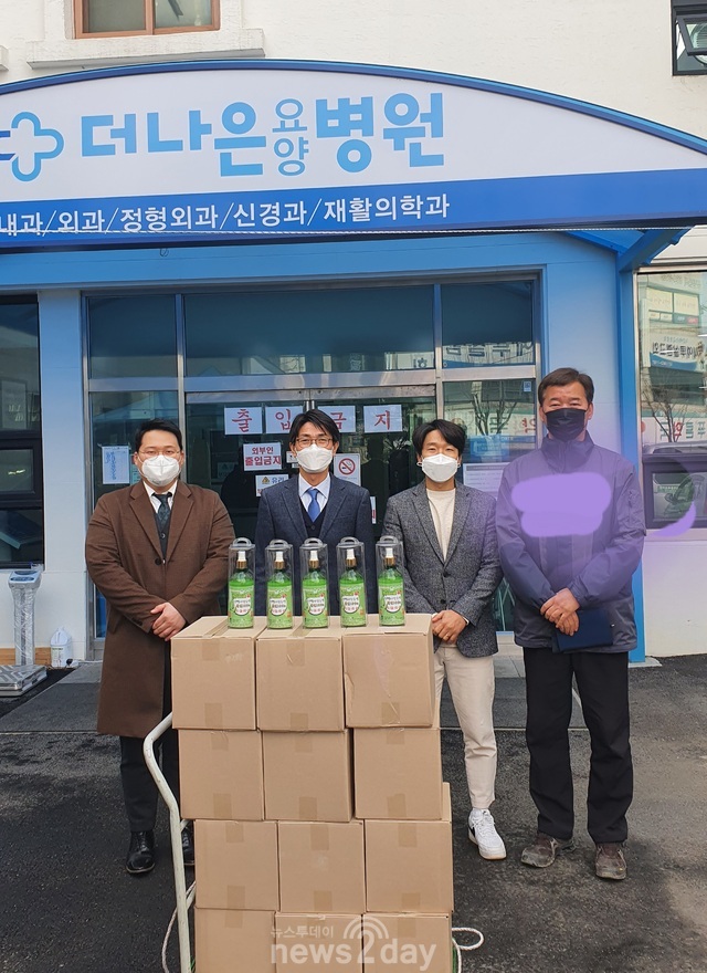 평택지역 건설업 종사 유명 건설업체 직원들, ‘더나은 요양병원에 편백나무수액 피톤치드 150병 전달