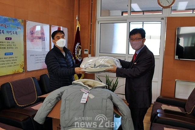 김동윤 유진상회 대표, 의성 옥산중에 ‘겨울 패딩’ 전달